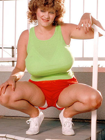 Big Breasted Curly Fattie Darlene Lupone Poses In Red Shorts And Green Top