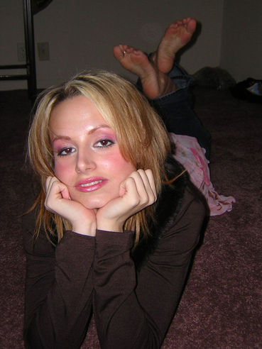 Blonde Nikki Hillton In Jeans Gives A Close-Up View Of Her Nice Bare Feet